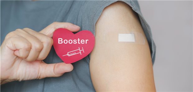 Geschafft: Die dritte COVID-Impfung verstärkt nachlassenden Schutz noch einmal deutlich.