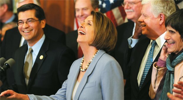 Obama triumphiert im Ringen um die US-Gesundheitsreform Geschafft: Haus-Sprecherin Nancy Pelosi lacht mit demokratischen Parteifreunden nach der Entscheidung im Repräsentantenhaus. © dpa (2)
