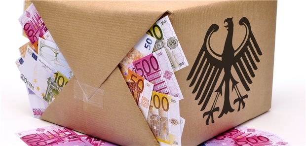 Gesetzentwurf für Pflegebonus kommt: MFA-Bonus in der Schwebe Geschenk vom Staat: Lauterbach will endlich Nägel mit Köpfen beim Pflegebonus machen.