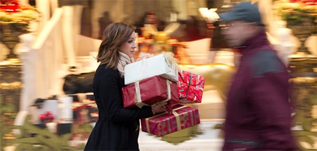 Für viele Familien Stress ohne Ende Geschenke einzukaufen bedeutet in der Weihnachtszeit für viele Stress.
