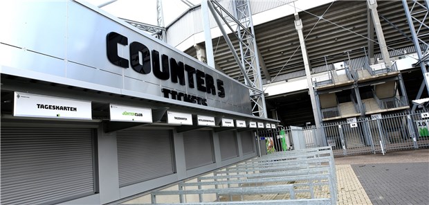 Viele Bundesländer untersagen Großveranstaltungen wegen SARS-CoV-2 Geschlossen. So verwaist wie hier der Ticketschalter am Borussia-Park vor dem Nachholspiel gegen den 1. FC Köln, dürften künftig noch weitere Stadien aussehen. Wegen des Corona-Virus werden zunehmend Großveranstaltungen abgesagt oder Fußballspiele müssen ohne Zuschauer auskommen.