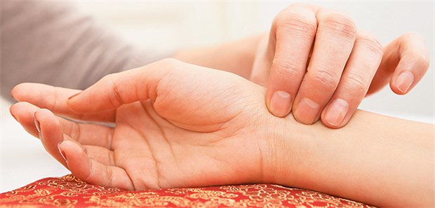 Pulsmessung spürt zuverlässig Vorhofflimmern auf Geschulte Patienten können durch Pulsmessen an der Arteria radialis Vorhofflimmern aufspüren.