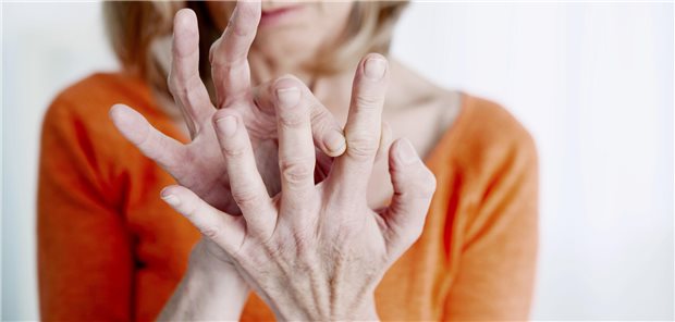 Geschwollene Finger? Dieses und andere Symptome werden in den Informationsmaterialien für die Patienten erläutert.