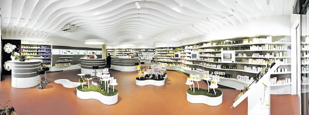Die Erlebnis-Apotheke setzt auf alle Sinne Geschwungene, helle Formen an Decke, Regalen, HV- und Beratungstisch prägen das Bild der Apotheke Eyb im mittelfränkischen Ansbach.