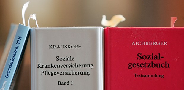 Krankenkassen zieht es immer öfter vor den Kadi Gesetzestexte beim Sozialgericht: In NRW ist die Zahl der Klagen zur GKV im letzten Jahr angestiegen.