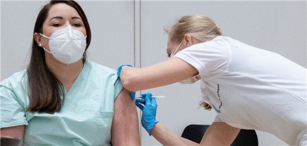 Privatärztin impft gegen COVID-19.