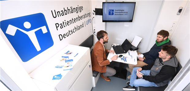 Gutachter schlägt Neuorganisaton der Unabhängigen Patientenberatung vor Gespräch im Beratungsmobil der Unabhängigen Patientenberatung (UPD). Bislang finanzieren die Krankenkassen die UPD.