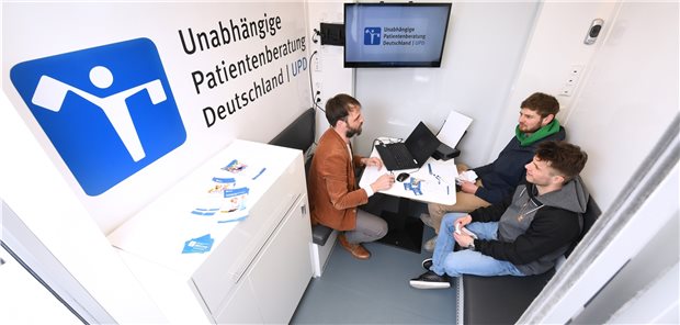 Richtungsentscheidung für die Patientenberatung Gespräch im Beratungsmobil der Unabhängigen Patientenberatung (UPD). Bislang finanzieren die Krankenkassen die UPD.