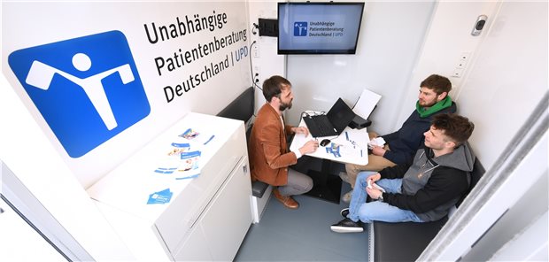 Unabhängige Patientenberatung skizziert die eigene Zukunft Gespräch im Beratungsmobil der Unabhängigen Patientenberatung (UPD) – in Pandemiezeiten nicht möglich: Der UPD-Betreiber will bei der Neuaufstellung der Patientenberatung mitreden und hat dafür ein Konzept vorgelegt.