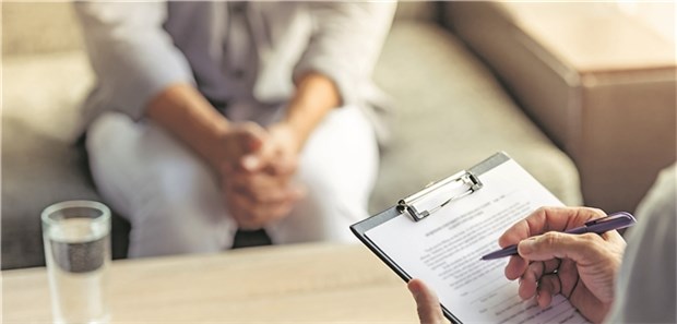 Neue Versorgungsformen gefragt Gespräch in der Therapie: Psychische Erkrankungen sind oft mit Diskriminierung verbunden.