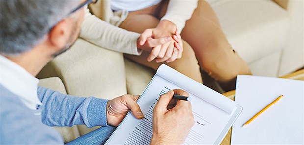 Gespräch mit dem Patienten: Das Berufsbild des Psychotherapeuten hat sich laut DPtV in den vergangenen zehn Jahren positiv gewandelt.