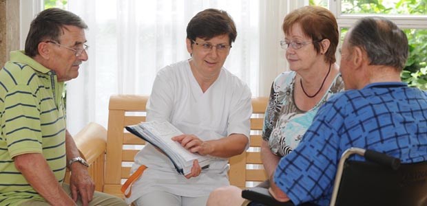 Training für Angehörige im Norden Gespräch mit den Angehörigen: Auch in Schleswig-Holstein soll für die Pflege trainiert werden.