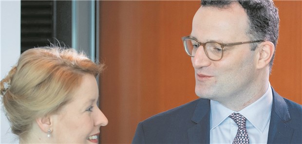 Kabinett beschließt Ausbildungsreform Gespräch unter Ministerkollegen vor der Kabinettssitzung: Familienministerin Franziska Giffey (SPD) und Gesundheitsminister Jens Spahn (CDU).
