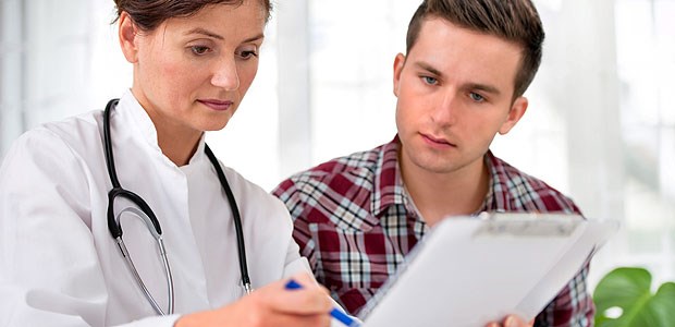 Wenn junge Patienten erwachsen werden Gespräch zwischen Ärztin und jungem Patienten. Bevor ein jugendlicher Patient erwachsen wird, finden Gespräche mit dem behandelnden und dem künftigen Arzt statt.