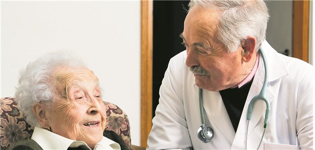20 Jahre Vorbildprojekt zur ärztlichen Heimversorgung Gespräch zwischen Arzt und Patientin: Seit 20 Jahren bewährt sich das Berliner Projekt.