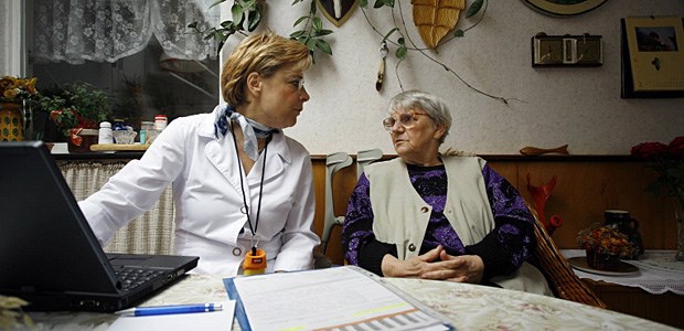 Mehr Delegation wagen Gespräch zwischen Gemeindeschwester und Patientin: In schwer zu versorgenden Regionen kann die Delegation eine Chance sein.