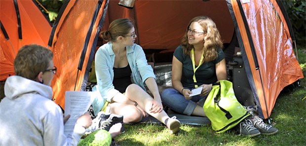 Ein Ehrenamt, das süchtig macht Gespräche am Zelt: Im Camp D können sich Jugendliche mit Diabetes sportlich betätigen und Hemmschwellen abbauen.