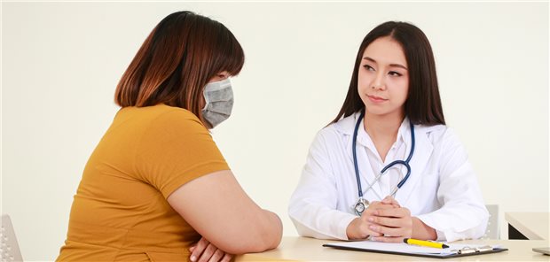 Gespräche zu Adipositas: Viele Jugendliche glauben, für das Abnehmen allein verantwortlich zu sein, weil sie sich selbst schuld am Übergewicht wähnen (Symbolbild mit Fotomodellen).