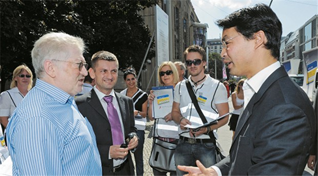 Zu Besuch im Arbeitszimmer von Dr. Rösler Gesprächsbedarf: Gesundheitsminister Philipp Rösler und Wolfgang Kreischer (li.), Chef des Hausärzteverbandes Berlin-Brandenburg, vor dem BMG.