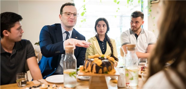 Spahn will Pflegekräfte aus dem Kosovo Gesprächsrunde mit Pflegeschülern: Gesundheitsminister Jens Spahn am Montag im Kosovo.