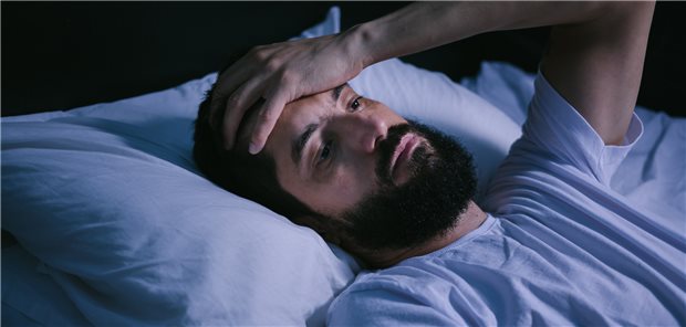 Gestörter Schlaf: Wer dreimal die Woche über drei Monate darunter leidet, sollte zum Arzt gehen, betont die Deutsche Gesellschaft für Schlafforschung und Schlafmedizin (Symbolbild mit Fotomodell).