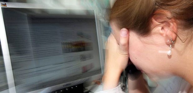 Mit der Psyche leidet auch die Arbeit Gestresste Frau am Arbeitsplatz.