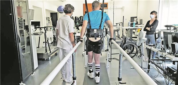 Gestützt von einem Harnisch-System können die Patienten nach der Op wieder erste Schritte gehen.