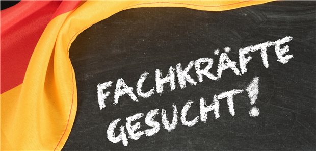 Private Anbieter werben für flexiblere Personalschlüssel in Pflegeheimen Schriftzug "Fachkräfte gesucht" und eine Deutschlandflagge
