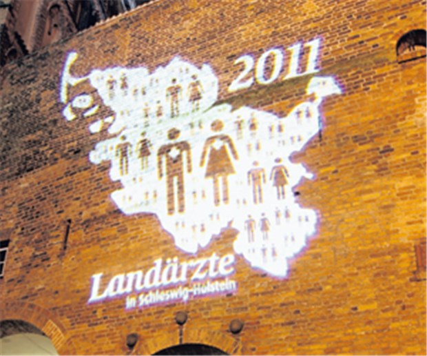 Mehr Spielräume in den Regionen Gesucht werden Landärzte: Mit Lichtprojektionen an prominenten Orten wie hier in Lübeck macht die KV Schleswig-Holstein aufmerksam.