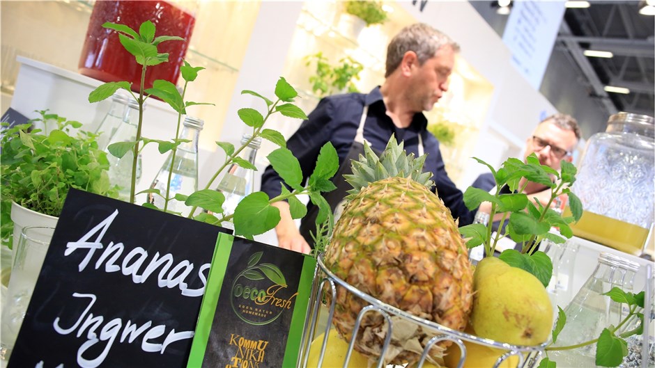 Gesünder geht’s nicht: Drinks mit Birkenzucker am Stand einer Berufsgenossenscha...