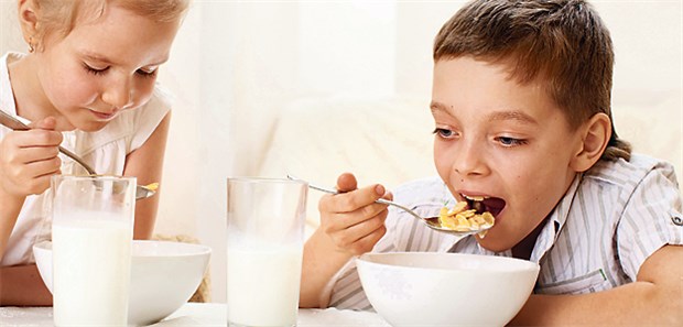 Tägliches Frühstück als Diabetes-Prophylaxe Gesund in den Tag: Besonders frühstücken mit vielen Ballaststoffen wirkt bei Grundschülern Fettmasse und Insulinresistenz entgegen.