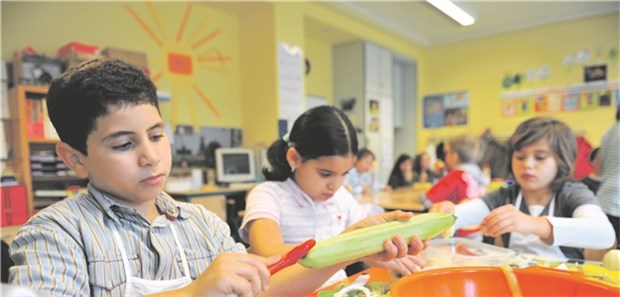 Gesundheit soll in sächsischen Schulen mehr verankert werden Gesunde Ernährung lernen: Grundschulkinder beim Zubereiten einer gesunden Mahlzeit.
