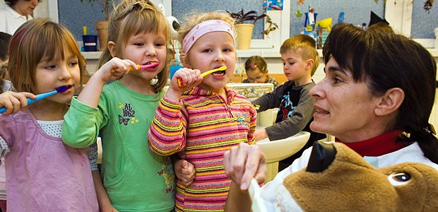 Präventionsgesetz ohne Wirkung Gesunde Lebenswelten: Eine Zahnärztin erklärt richtiges Zähneputzen.