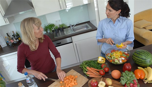 Nach der Diagnose Ernährung umstellen Gesundes Essen - für Frauen nach der Diagnose "Brustkrebs" offenbar besonders wichtig.