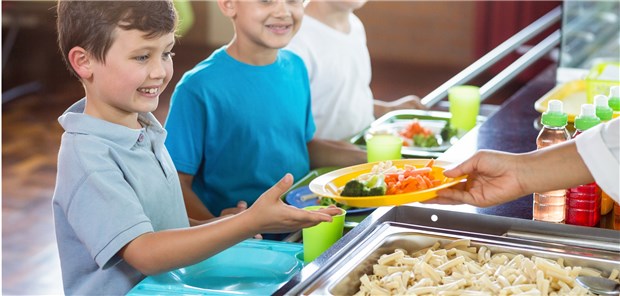 4 Cent machen beim Schulessen den Unterschied Gesundes Schulessen zu servieren, fällt vielen Mensen allerdings schwer. Bundesernährungsministerin Klöckner will Schulen nun besser beim Thema Ernährung schulen.