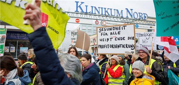 „Gesundheit für alle heißt Ende der Profitorientierung“ steht auf einem Plakat während eines Warnstreiks am Dienstag von Klinik-Beschäftigten vor dem Klinikum Nürnberg Nord.