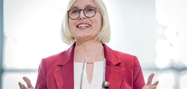  Christiane Schenderlein (CDU) bei einer Rede.