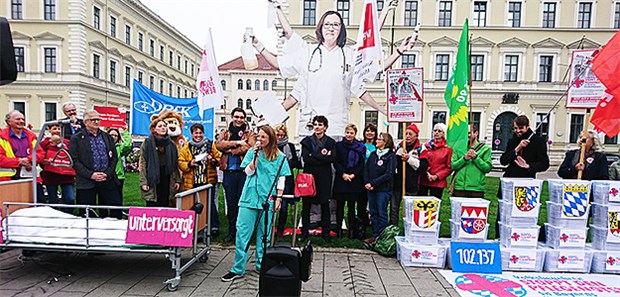 100.000 Stimmen für Pflege-Volksbegehren Gesundheits- und Krankenpflegerin Deborah Pihan (am Mikrofon) macht mit weiteren Befürwortern auf das Volksbegehren "Stoppt den Pflegenotstand an Bayerns Krankenhäusern" vor dem Bayerischen Innenministerium aufmerksam.