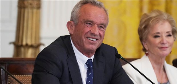 Gesundheits- und Sozialminister Robert F. Kennedy Jr. (l.) und Bildungsministerin Linda McMahon bei einer Veranstaltung der Kommission „Make America Healthy Again“ (MAHA) im East Room des Weißen Hauses: Für die US-Gesundheitsbehörde FDA hat Kennedy große Pläne.