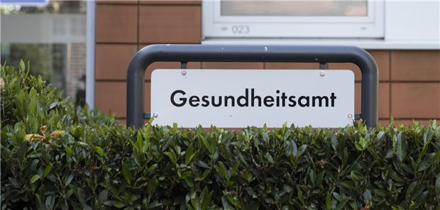 Städte und Kommunen kritisieren geplante Coronatest-Abrechnungsprüfung durch ÖGD Gesundheitsämter als Corona-Rechnungskontrolleure? Funktioniert nicht, betonen Vertreter von Städten und Kommen und mahnen Änderungen bei der geplanten TestV an.