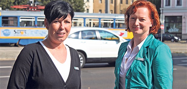 Die Schwester von der Kasse hält die Gesundheit im Blick Gesundheitsberaterinnen Yvonne Weiße und Ramona Stützer (v.l.n.r.) helfen Patienten zu Hause, ihre Gesundheit im Blick zu behalten.