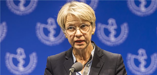 „Gesundheitsbildung lässt sich nicht auf eine Dreiviertelstunde reduzieren, sondern betrifft den gesamten Alltag“, sagte NRW-Bildungsministerin Dorothee Feller beim Ärztetag.