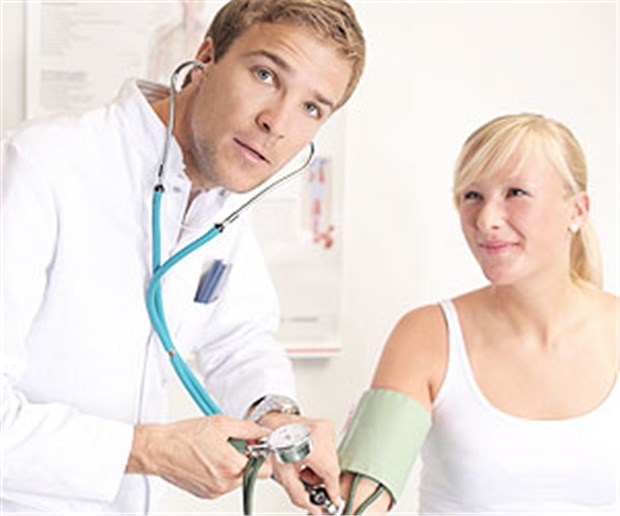 Gesundheits-Checks für alle! Gesundheitscheck bei einer Patientin: Im Anschluss an die Untersuchung sollen Ärzte, wenn nötig, zu Präventionsmaßnahmen raten.