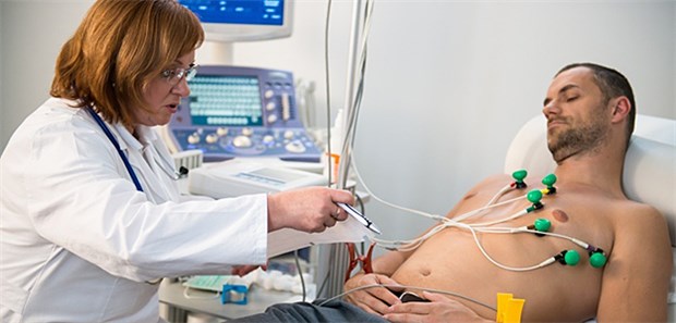 Gesundheitscheck mit EKG: Kardiale Ereignisse lassen sich damit offenbar nicht vermeiden.