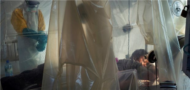 Bundeskabinett verabschiedet „Strategie zur globalen Gesundheit“ Gesundheitsfachkräfte in Beni im Kongo überprüfen mit Schutzausrüstung einen Patienten, der in einem Ebola-Behandlungszentrum isoliert ist. Der Kampf gegen Tropenkrankheiten ist ein Element im neuen Strategiepapier der Bundesregierung.