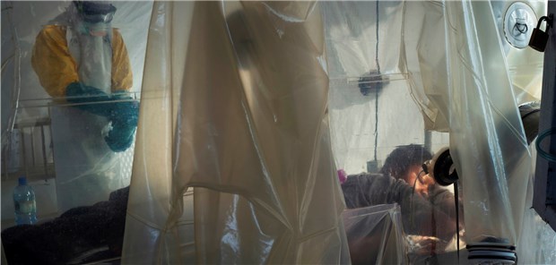 Neue Ebola-Fälle in weiterer Provinz Gesundheitsfachkräfte überprüfen mit Schutzausrüstung einen Patienten, der in einem Kunststoffwürfel in einem Ebola-Behandlungszentrum in Beni, Kongo, isoliert ist.
