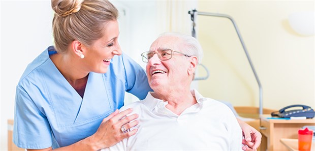 Case Managerinnen helfen Gesundheitshelferinnen unterstützen Patienten nach stationären Aufenthalten.