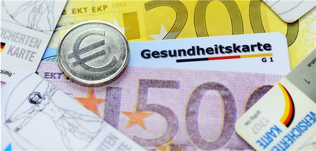 Kassen warnen vor steigenden Beiträgen Gesundheitskarte, Geldscheine und Münze: Mehrere Kassenchefs prognostizieren eine Steigerung oder Beiträge – oder hoffen vielleicht darauf.
