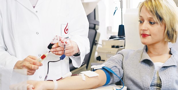 Blutspende mit Darmkrebsvorsorge verknüpft Gesundheitsmaßnahmen im Doppelpack: Blutspender konnten in Bayern einen Darmkrebstest machen lassen.