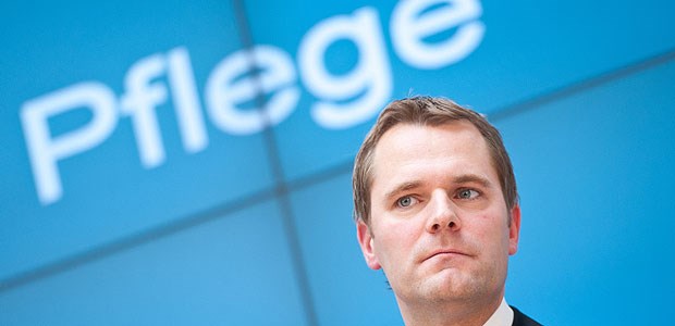 Pflegereform passiert Bundesrat Gesundheitsminister Daniel Bahr ist mit seiner Reform der Pflegeversicherung einen Schritt weiter.
